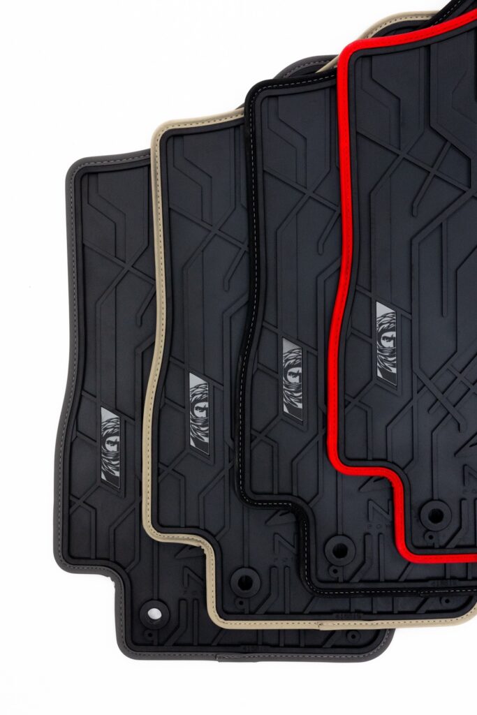Dywaniki samochodowe NOMAD przednie ze skórzaną szarą lamówką dopasowane do SEAT Ateca od 2016