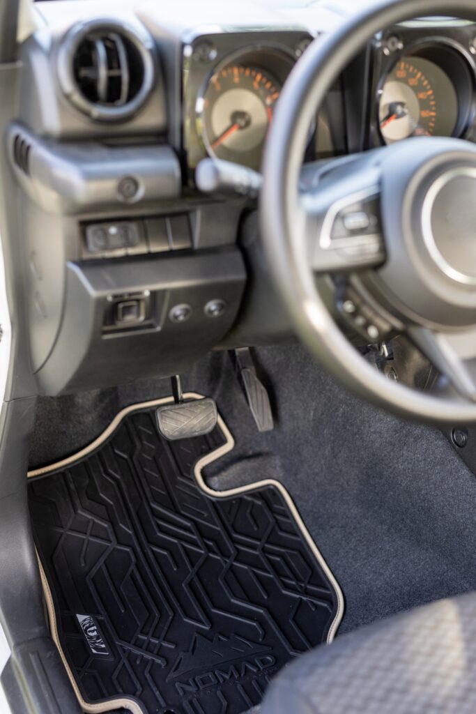 Dywaniki samochodowe NOMAD przednie ze skórzaną szarą lamówką dopasowane do SEAT Ateca od 2016