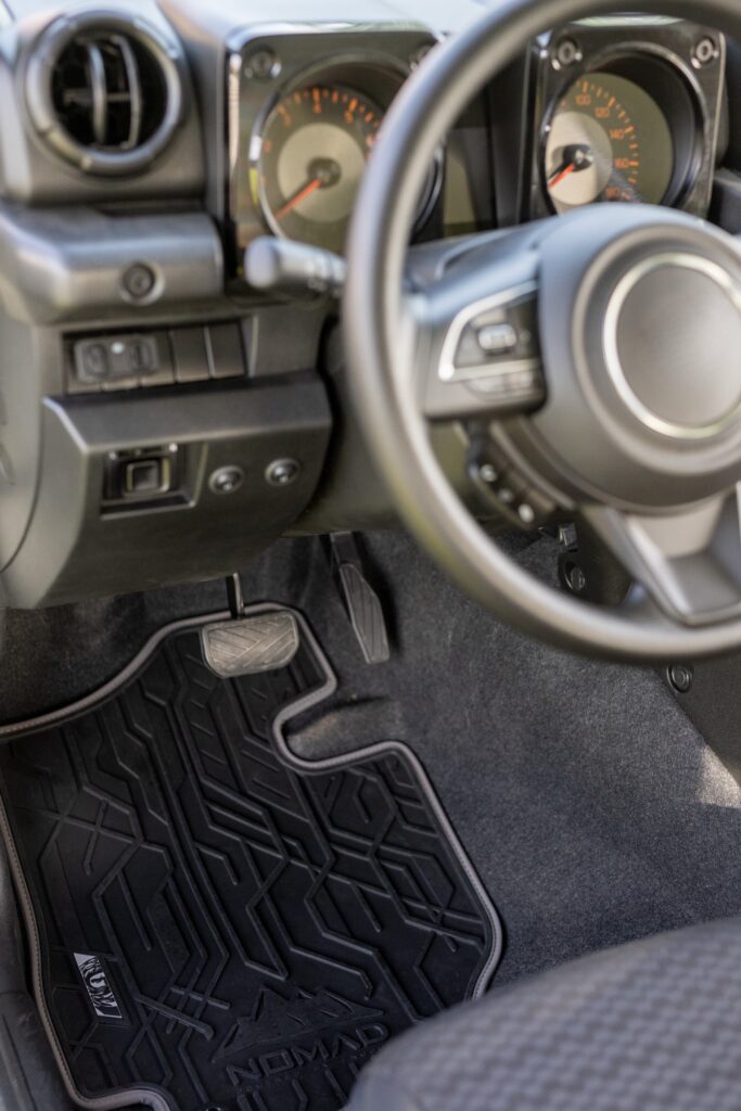 Dywaniki samochodowe NOMAD przednie ze skórzaną szarą lamówką dopasowane do SEAT Ateca od 2016